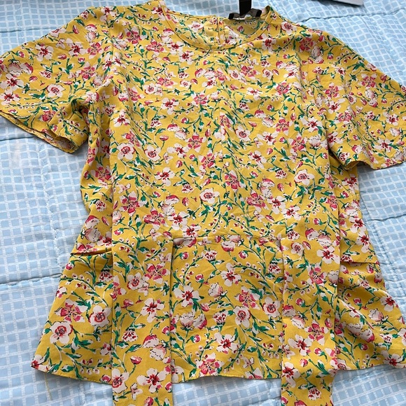 Beautiful yellow shirt with flowers. New, simple with ropes to tighten the waist - Picture 2 of 4